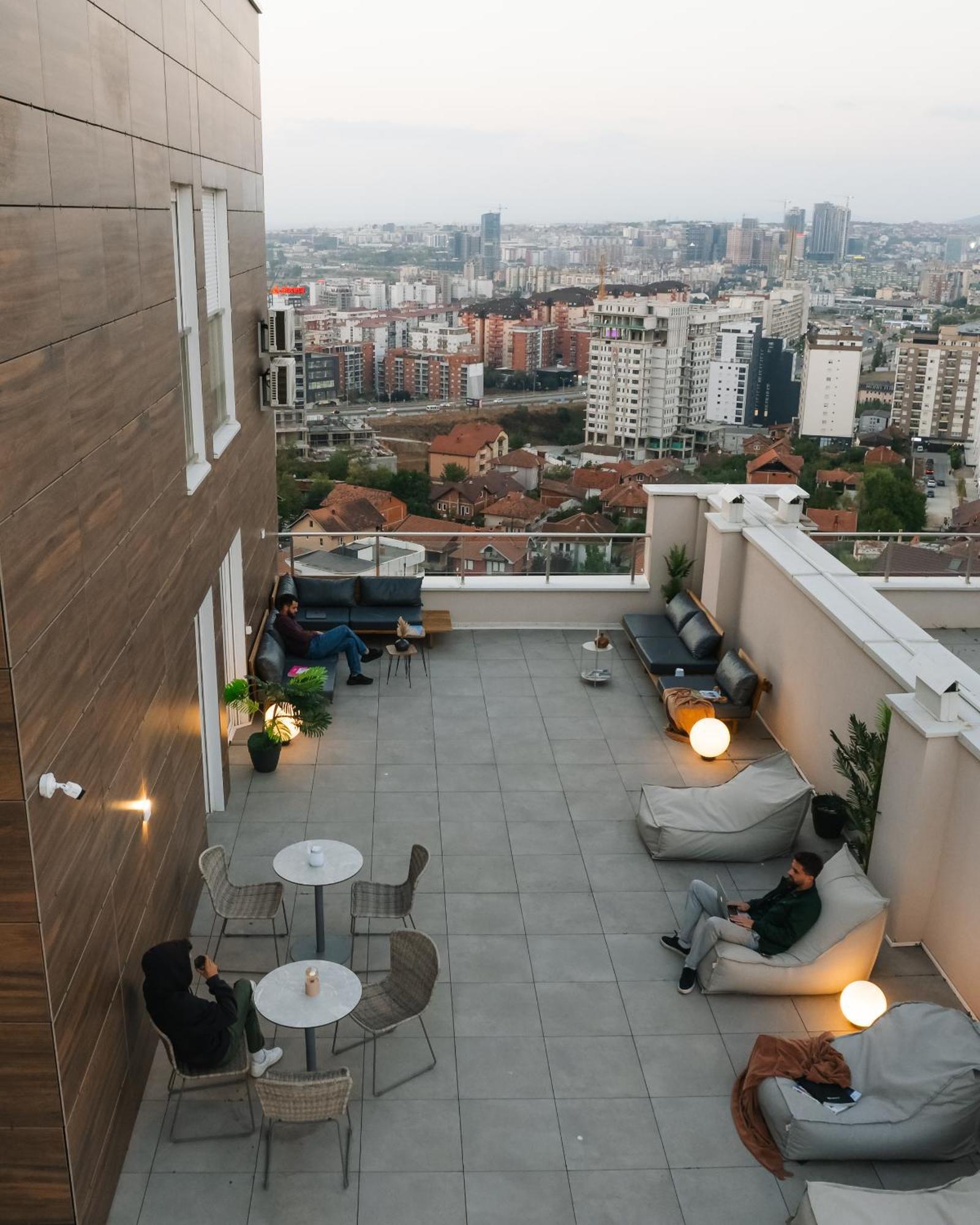 Etern Apart Hotel Pristina Exterior foto